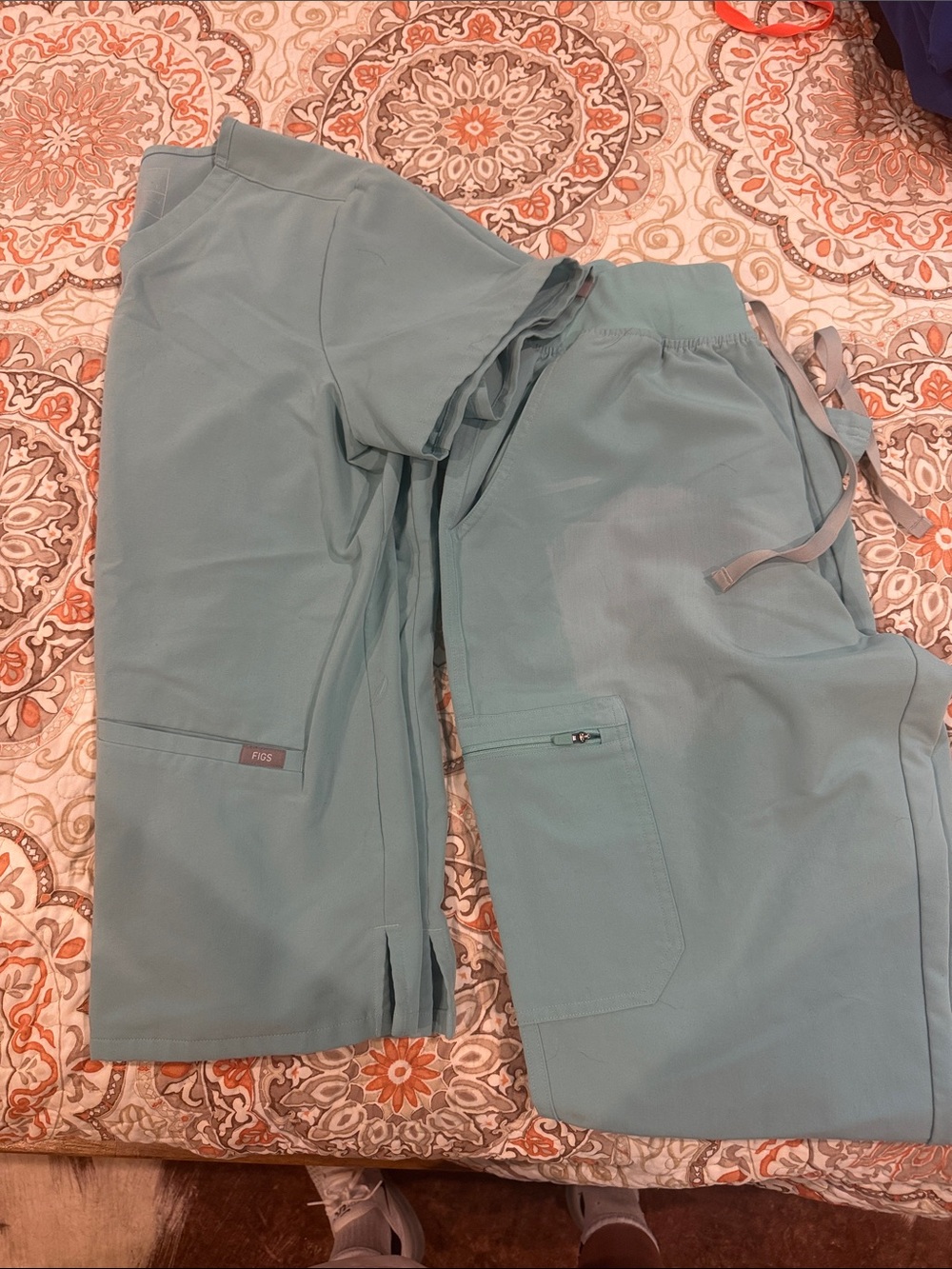 FIGS Women’s Light Teal Cargo Scrub Set